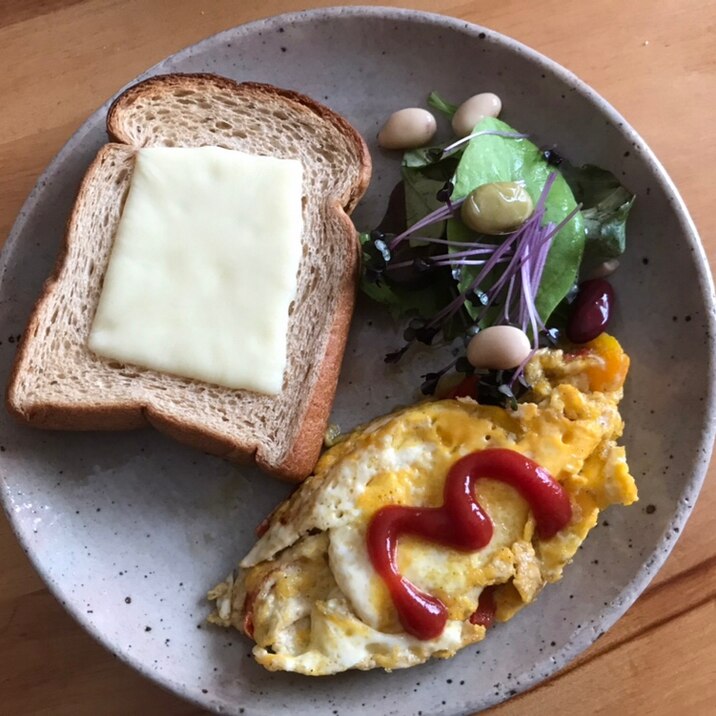 チーズトーストとパプリカオムレツの朝ごはん